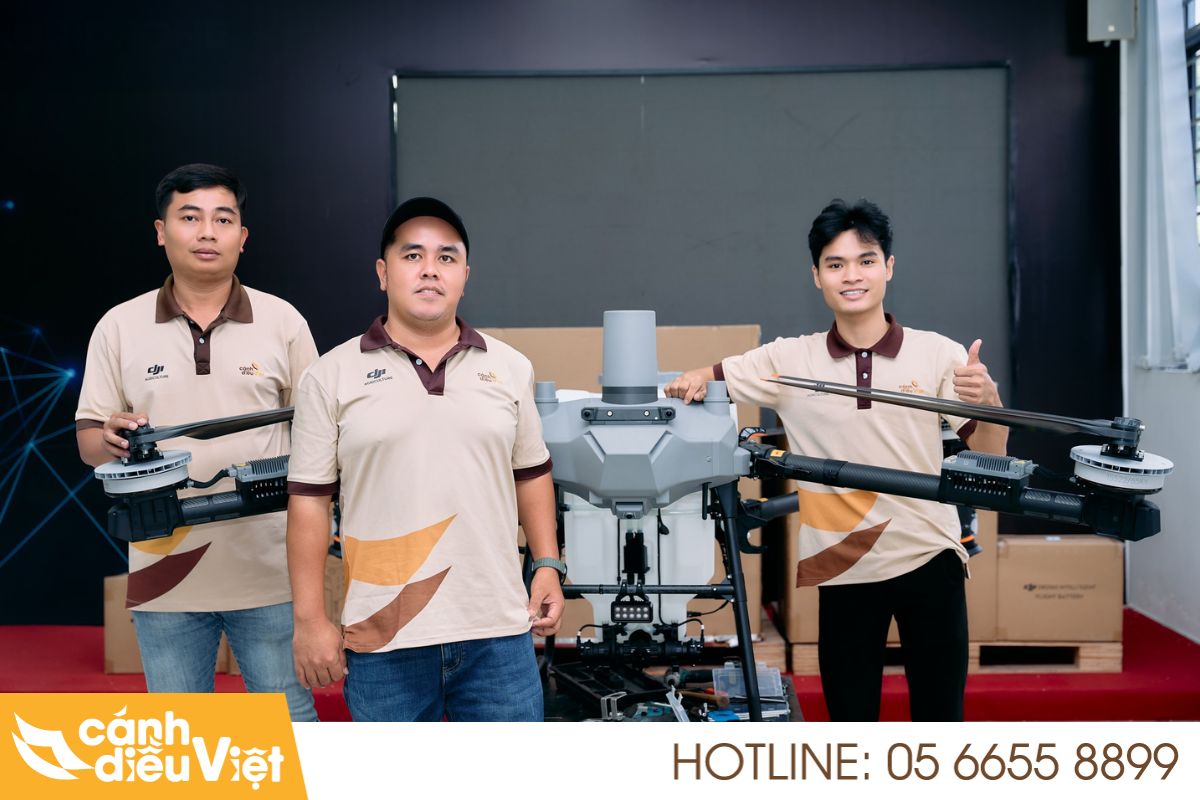 Máy bay phun thuốc phòng trừ kiến đen