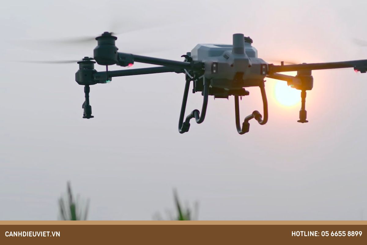 Sử dụng máy bay nông nghiệp hỗ trợ phun thuốc trừ bệnh cho cây mãng cầu