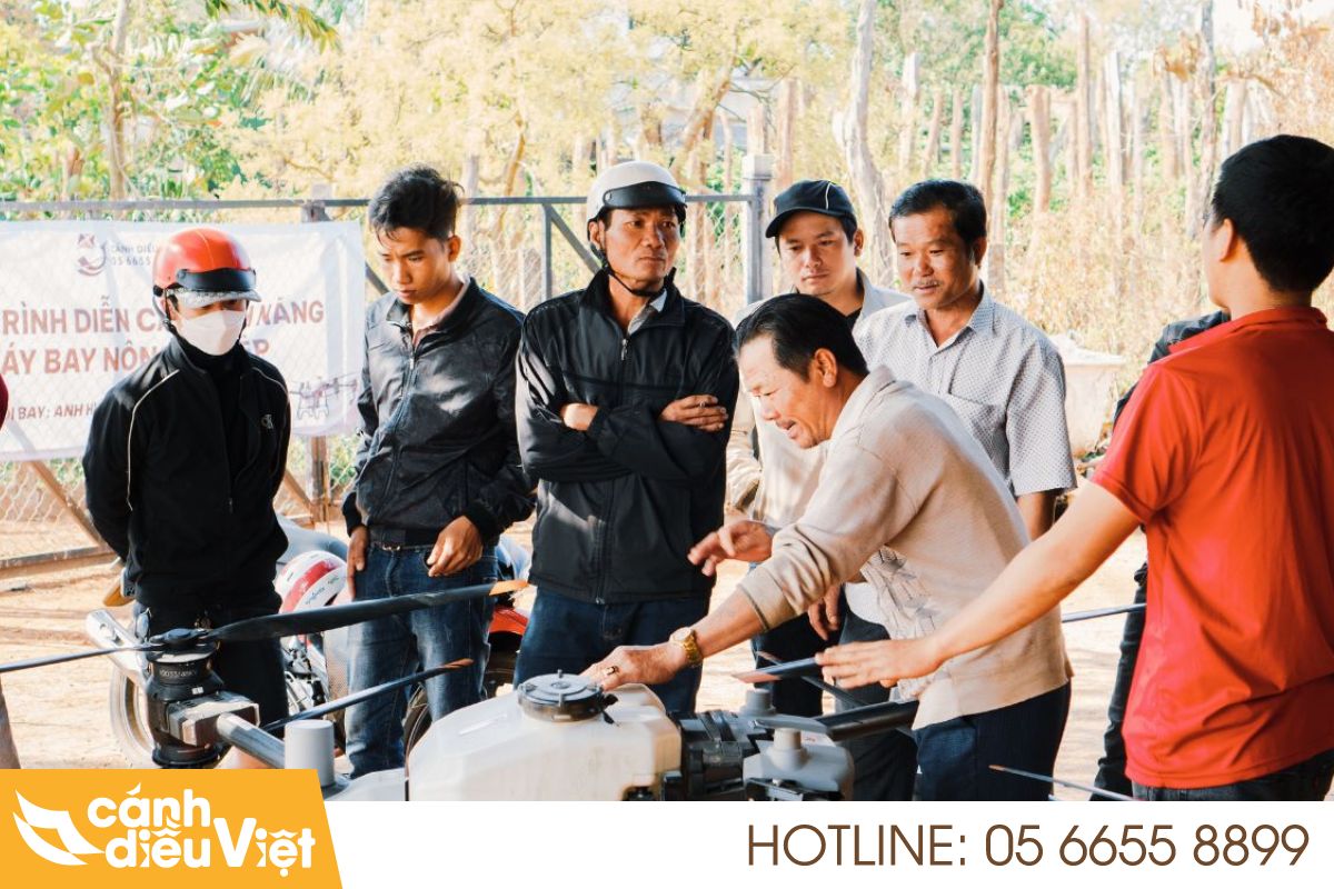 Máy Bay Phun Thuốc Hưng Yên: Giải Pháp Hiện Đại, Tiết Kiệm 711 may bay phun thuoc Hung Yen